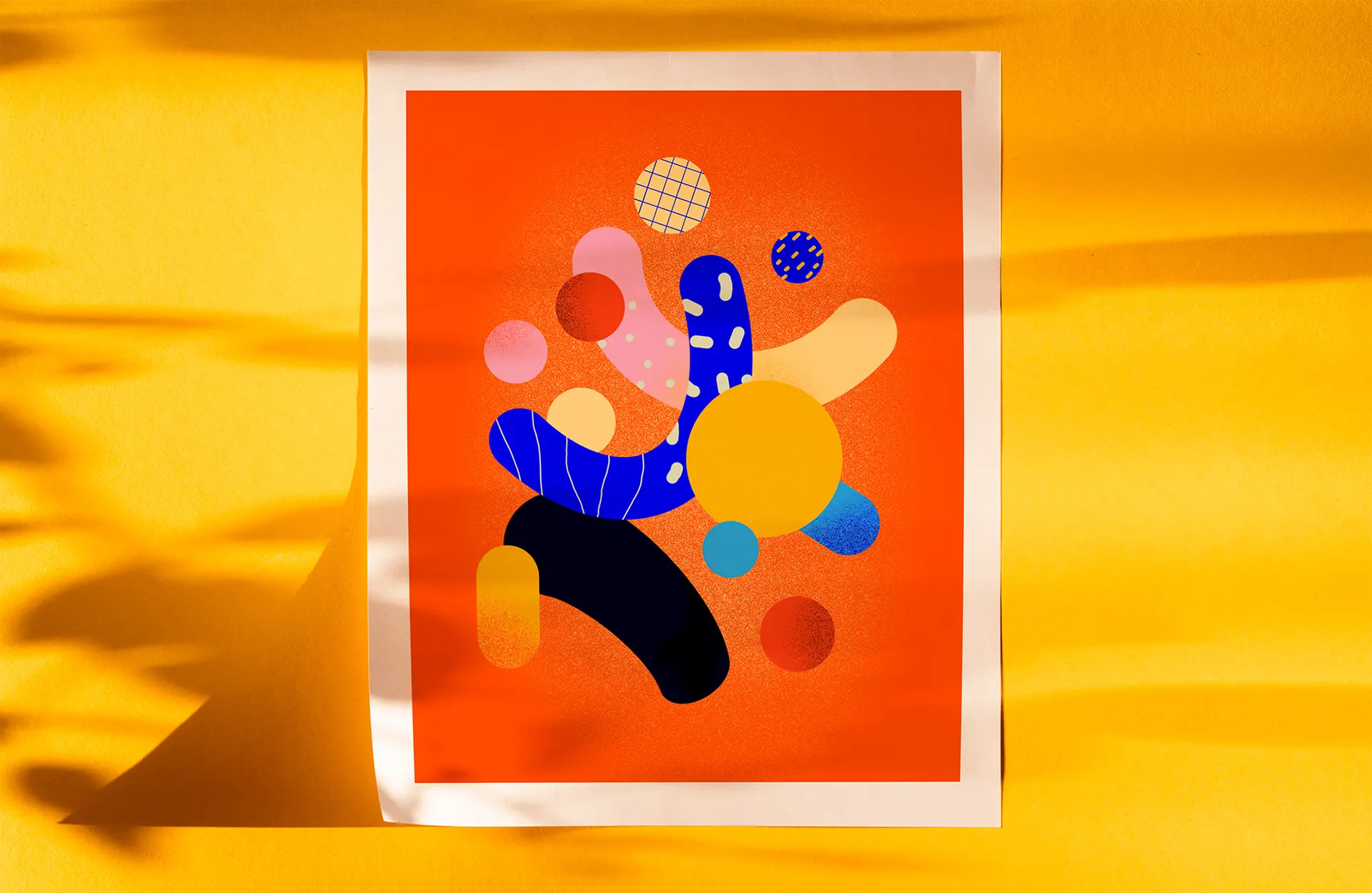 Druck einer abstrakten Formenkomposition auf Orange, an eine sonnige gelbe Wand gelehnt