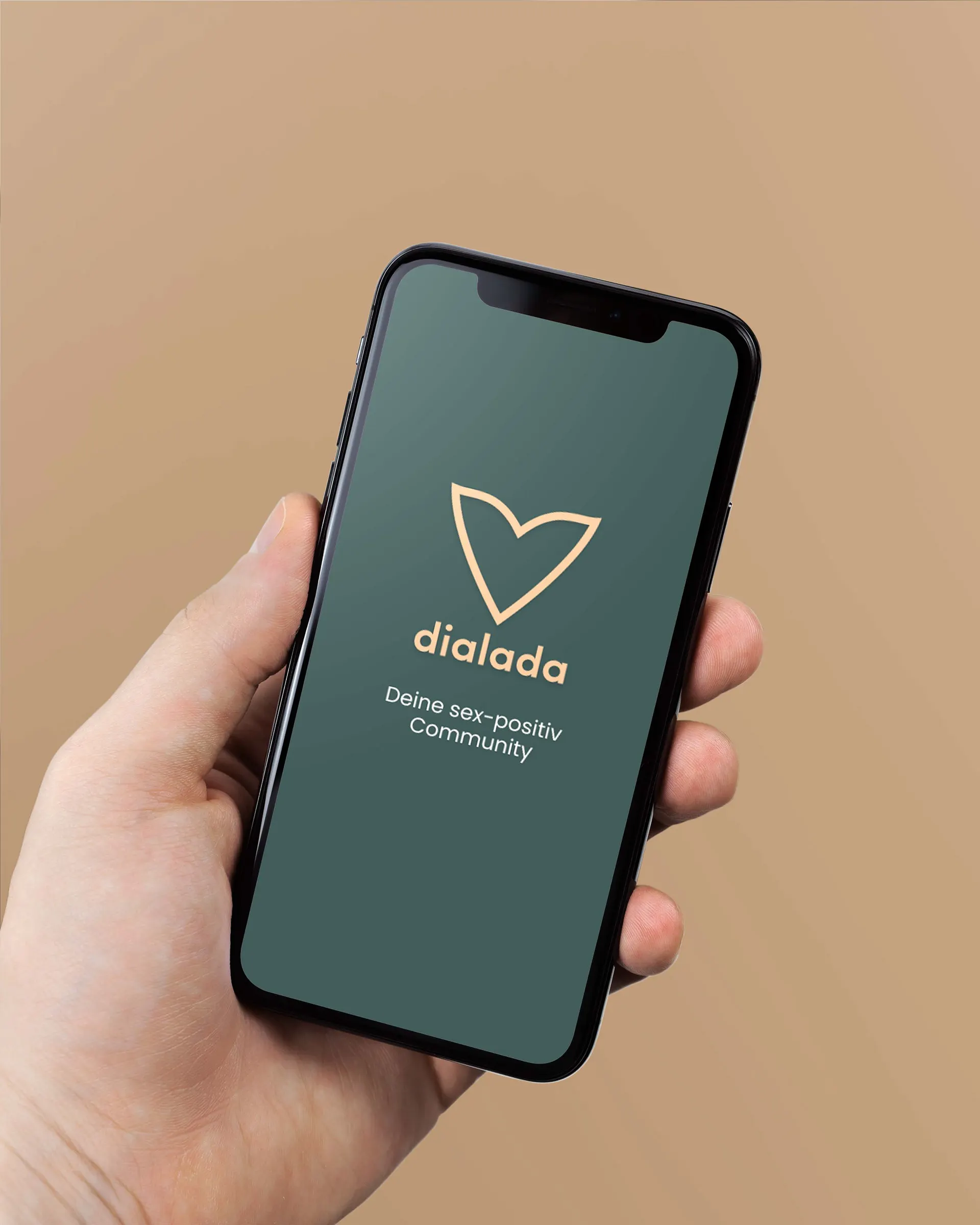 Hand hält ein Smartphone mit dem Startbildschirm der dialada-App: Herz-Logo auf Dunkelgrün