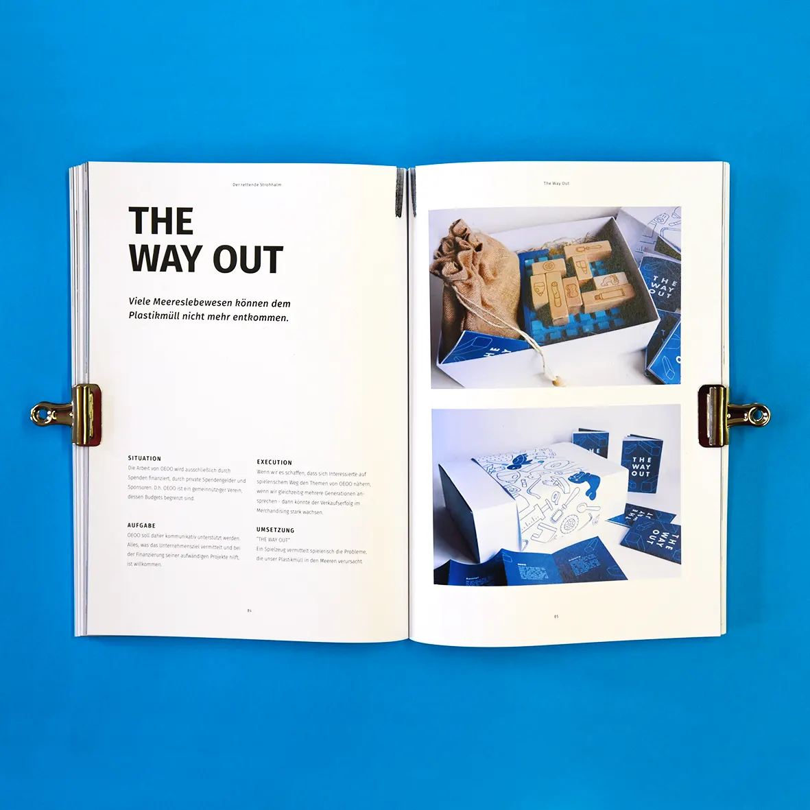 Aufgeschlagene Doppelseite „The Way Out“ mit Fotos einer Verpackung, auf Blau