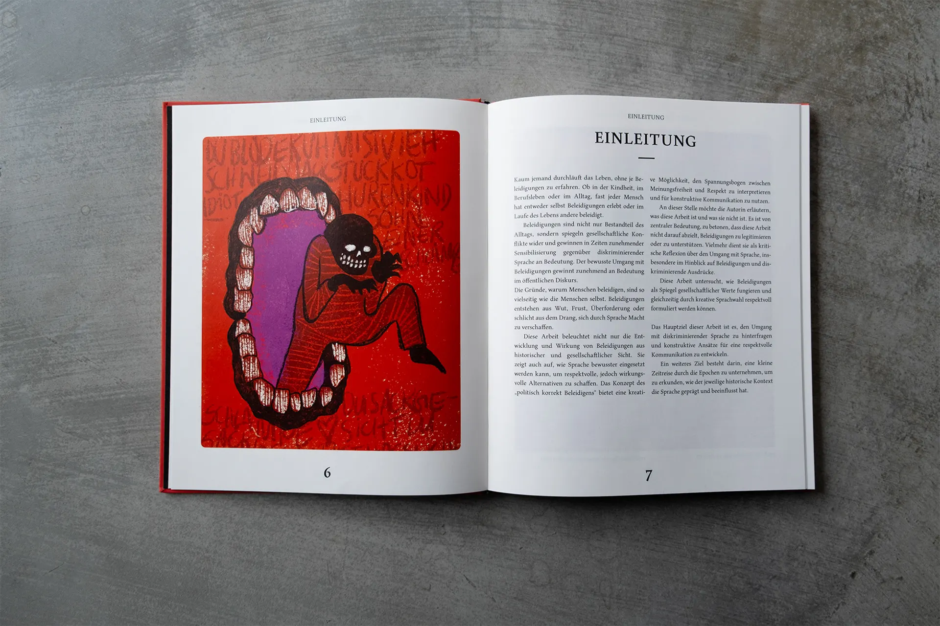 Aufgeschlagene Einleitung mit Illustration eines großen Mundes auf Rot