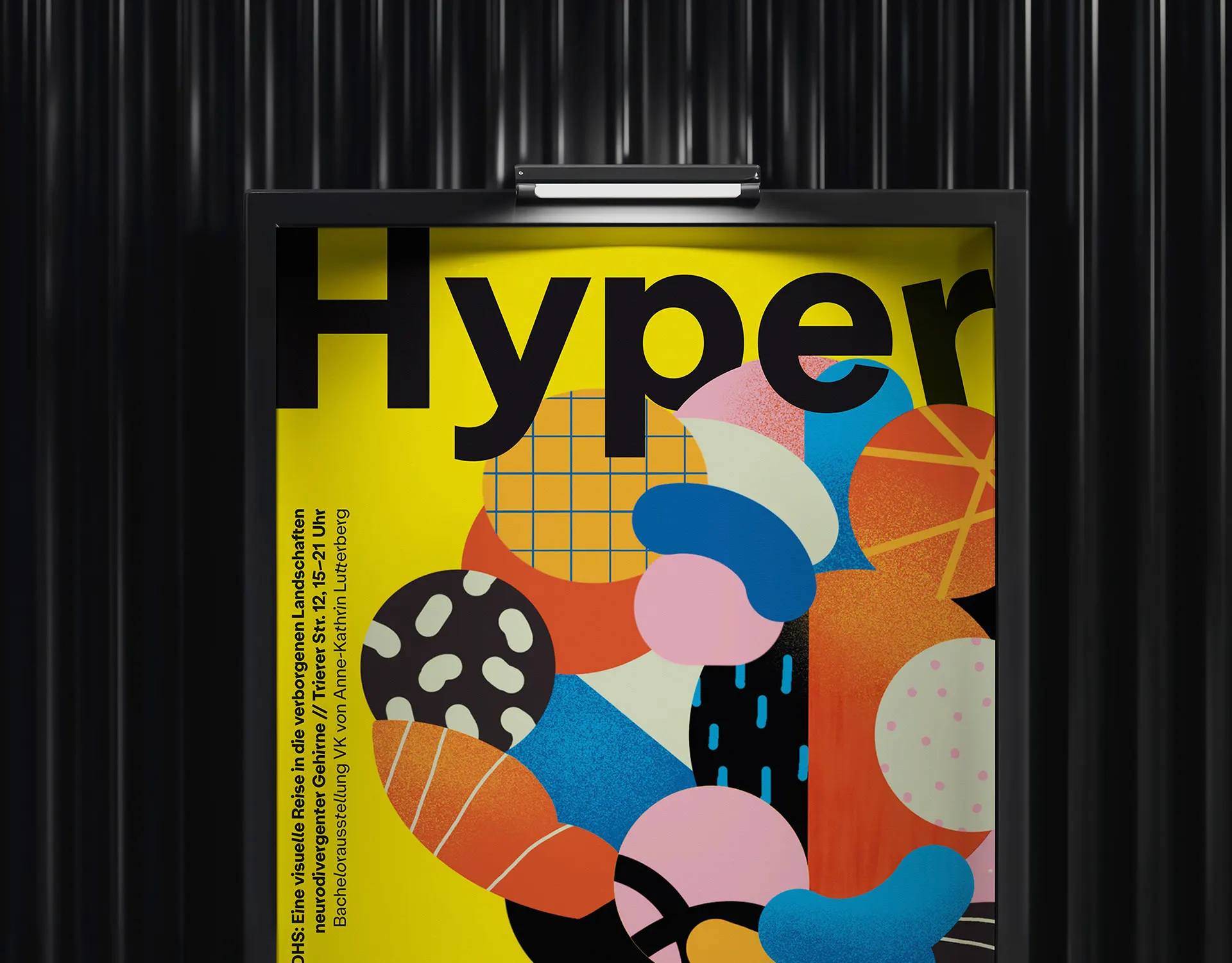 Plakat „Hyper“ mit bunten, collageartigen Formen auf Gelb in einem beleuchteten Schaukasten